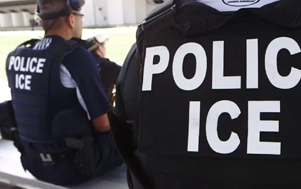 Oficiales de ICE en la mira por presionar a inmigrantes a “juguetear” sexualmente