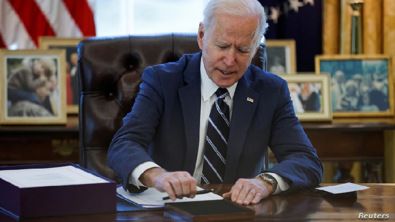 Biden firma un paquete de estímulo de 1,9 billones de dólares