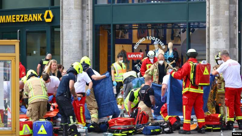 Automóvil embiste a multitud en calle de Berlín; un muerto y varios heridos Automóvil embiste a multitud en calle de Berlín