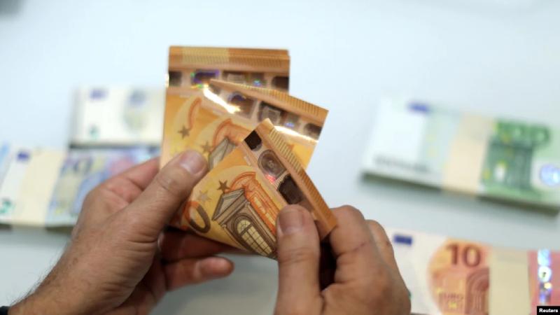 ¿Qué significa la caída del euro por debajo del dólar? ¿Caerá más? caída del euro por debajo del dólar