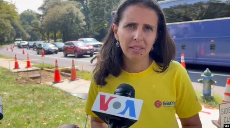 Voluntarios salen en ayuda de los migrantes enviados a la casa de Kamala Harris migrantes enviados a la casa de Kamala Harris