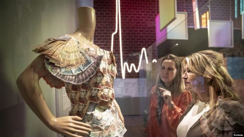 Autora del “Vestido de la Hiperinflación”: detrás está la historia de millones de venezolanos Autora del “Vestido de la Hiperinflación”