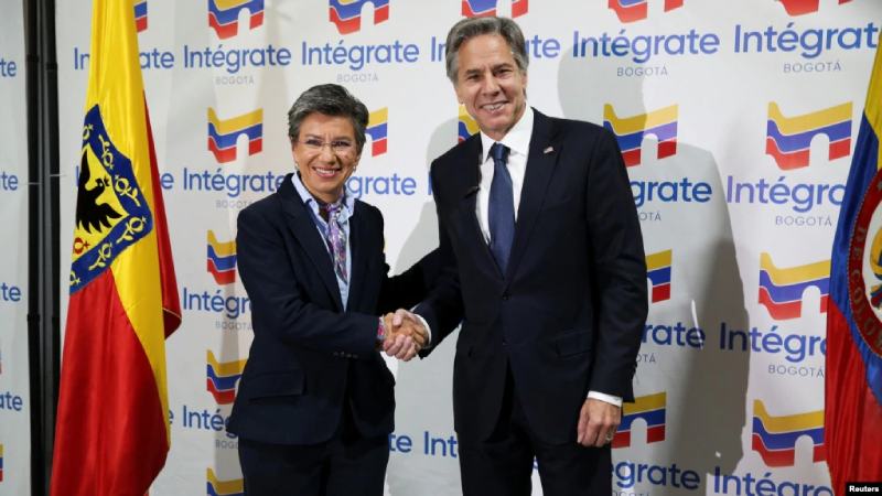 Blinken visita centro migratorio en Bogotá como parte de su gira a la región Blinken visita centro migratorio en Bogotá
