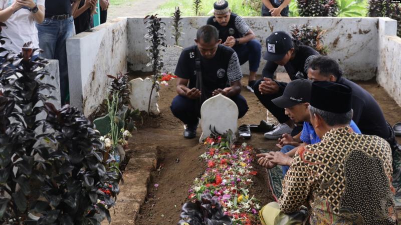 Indonesia investigará estampida en el fútbol; uso de gases lacrimógenos en foco Indonesia investigará estampida en el fútbol
