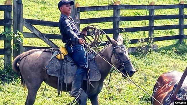 Bosco Díaz, de 30 años, es un nicaragüense que fue deportado de EEUU. Actualmente se reintegró a trabajar en el campo en su ciudad Camoapa, a unos 100 kilómetros de Managua. [Foto: Cortesía]
