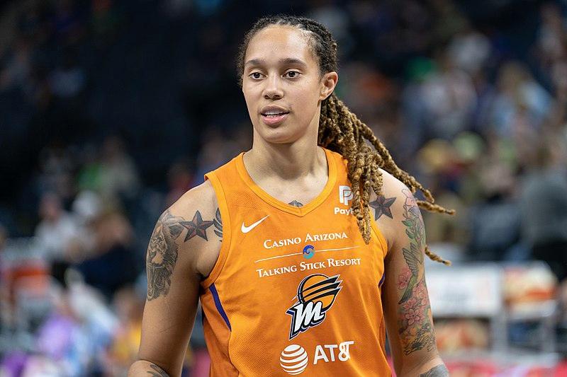 Basquetbolista Griner liberada en intercambio de prisioneros entre EEUU y Rusia Basquetbolista Griner liberada