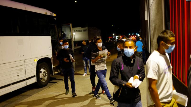 Migrantes, en su mayoría de Nicaragua, bajan de un autobús de la Patrulla Fronteriza de EEUU, luego de ser liberados en una estación de autobuses en El Paso, Texas, EEUU, el 12 de diciembre de 2022. REUTERS/José Luis González. / Foto: Reuters.