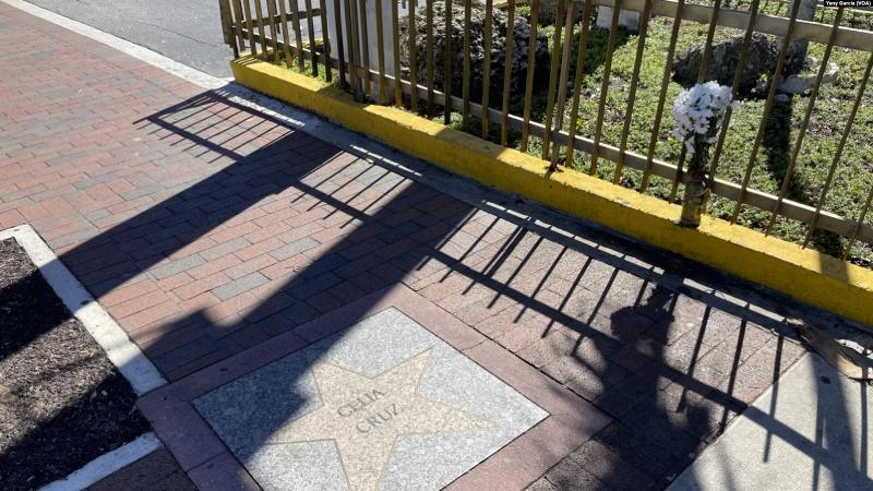 La estrella de Celia Cruz en el Paseo de la Fama en la Calle Ocho de la Pequeña Habana, Miami, el 14 de febrero de 2023. Celia Cruz, la Reina de la Salsa, será la primera afrolatina en ser inmortalizada en una moneda estadounidense.