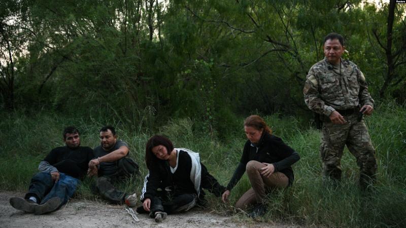 ARCHIVO - (De izquierda a derecha) Migrantes de México, El Salvador, China y Colombia son detenidos por agentes de la Patrulla Fronteriza de EEUU después de cruzar ilegalmente el Río Grande cerca de Mission, Texas, EEUU, 26 de julio de 2019. REUTERS/Loren Elliott