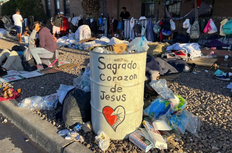 Cientos de migrantes continúan acampando en las afueras de la iglesia del Sagrado Corazón en el centro de El Paso, Texas, desde donde esperan seguir camino a otras partes del país, el 8 de mayo de 2023.
