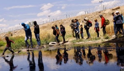 migrantes en la frontera que separa EEUU y México