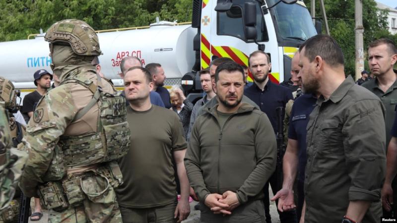 Zelenskyy visita zona inundada en Jersón