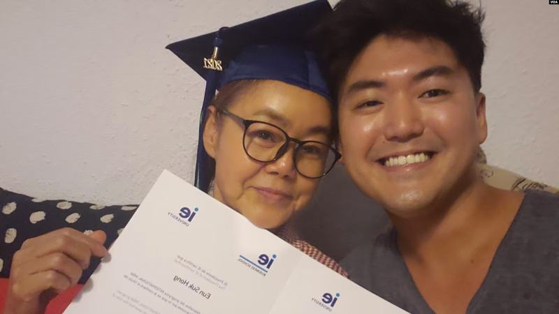 Eun Suk “Jason” Hong, ex beneficiario de DACA, posa con su madre en España tras graduarse con una maestría en análisis de negocios y big data. (Foto cortesía de Eun Suk Hong).