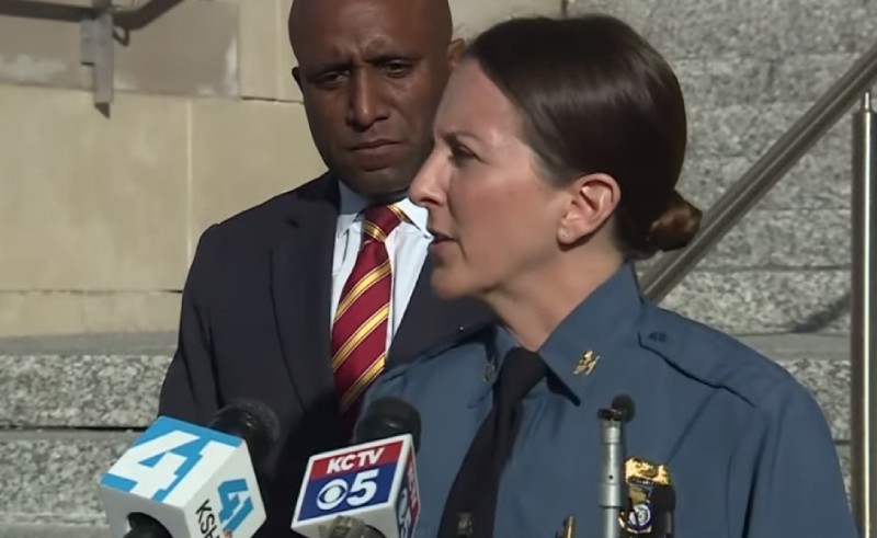 El jefe de la policía de Kansas City, Stacey Graves, habla en una conferencia de prensa después de la tragedia del desfile de los Chiefs. / Imagen: youtube.