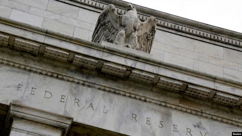 La Fed mantendría las tasas de interés mientras la inflación reduce esperanzas de recortes