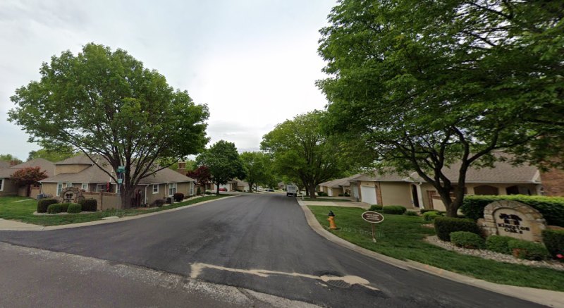 Policía de Overland Park busca a un hombre acusado de agredir sexualmente a una mujer