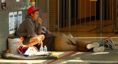 Migrantes duermen en estaciones de policía de Chicago