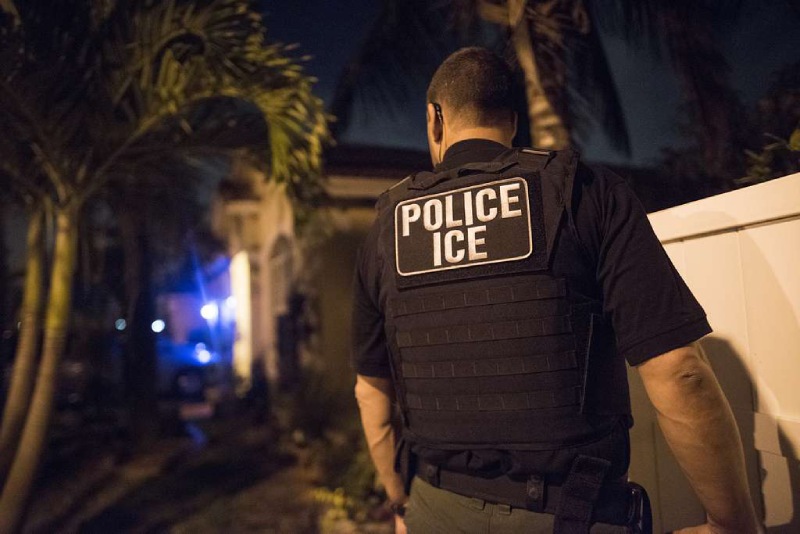 Casa Blanca anuncia cifra récord: Más de 300,000 inmigrantes arrestados