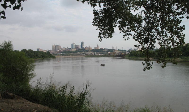 Hallado sin vida pescador asiático desaparecido en río de Kansas City