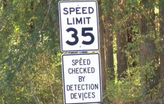 multa de $100 por exceso de velocidad