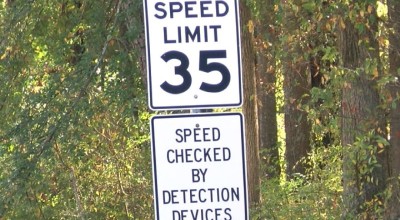 multa de $100 por exceso de velocidad